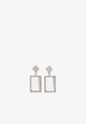 Rechthoekige hangende oorbellen met heldere stenen ingekapseld in zilverkleurig metaal, met een ruitvormige accent bovenop elke oorbel.