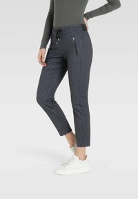 Marine gestreifte Hosen mit einer schmalen Passform, ausgestattet mit einem Kordelzugbund und Reißverschlusstaschen an den Seiten, aus einem strukturierten Stoff gefertigt.