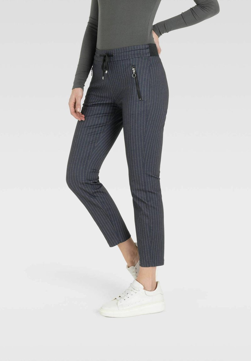 Marine gestreifte Hosen mit einer schmalen Passform, ausgestattet mit einem Kordelzugbund und Reißverschlusstaschen an den Seiten, aus einem strukturierten Stoff gefertigt.