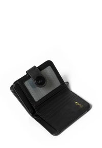 Černá kožená peněženka se zapínáním na patku, s průhledným okénkem na ID, několika sloty na karty a embosovaným zlatým písmem.