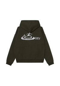 Olijfgroene hoodie met een trekkoordcapuchon, voorzien van een groot wit geborduurd logo op de achterkant. Het materiaal lijkt zacht en heeft ribboorden.