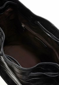 Borsa a mano nera in pelle goffrata effetto coccodrillo con esterno in pelle liscia. L'interno presenta una fodera in tessuto marrone scuro e una tasca aggiuntiva con cerniera.