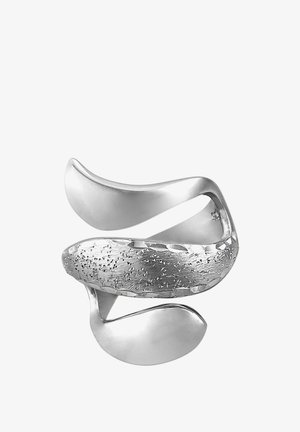 Silberring mit einem gedrehten Design, das einen glatten oberen Teil und ein strukturiertes Band aufweist, das ein dezentes Muster und eine polierte Oberfläche präsentiert.