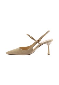 Beige suède slingback pump met een puntige neus, een dunne hak en dubbele gekruiste bandjes met een gouden gespdetail.