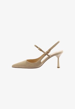 Beige suède slingback pump met een puntige neus, een dunne hak en dubbele gekruiste bandjes met een gouden gespdetail.