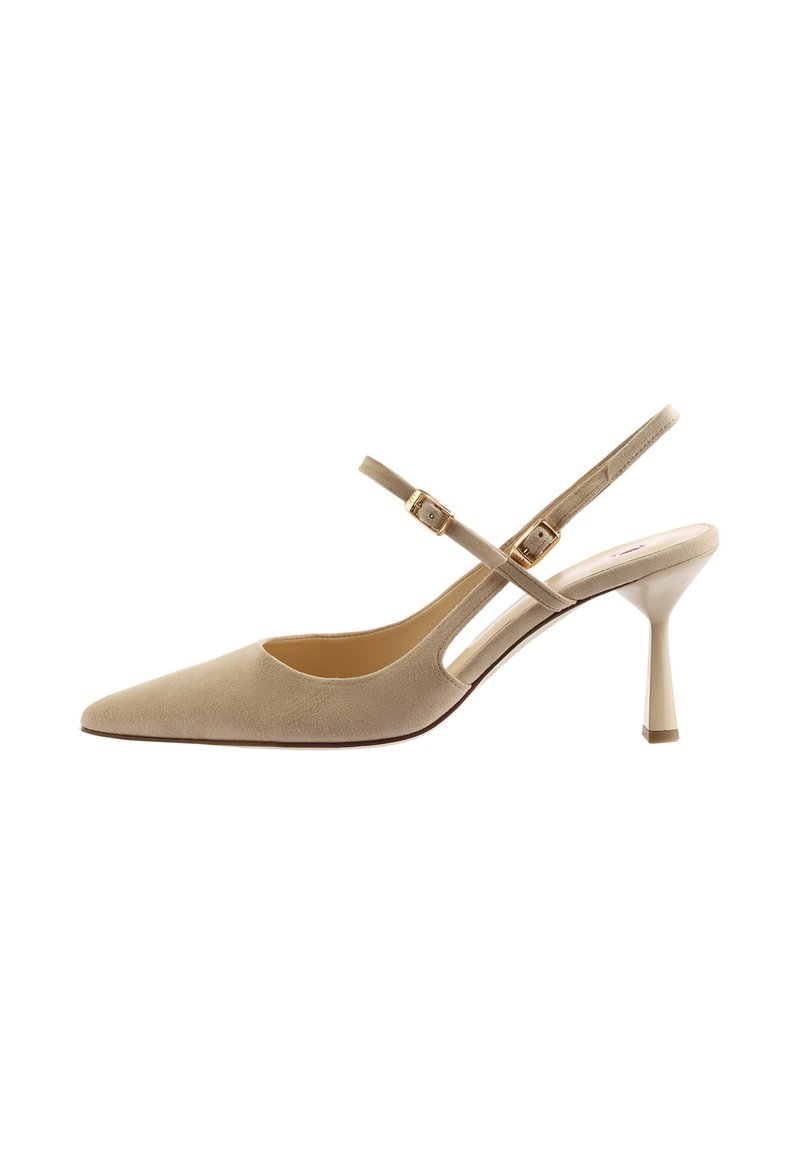 Beige suède slingback pump met een puntige neus, een dunne hak en dubbele gekruiste bandjes met een gouden gespdetail.