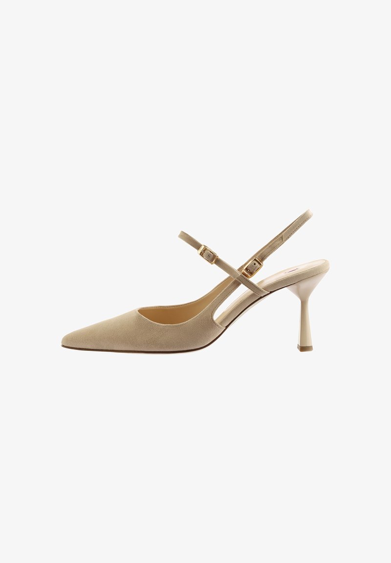 Beige suède slingback pump met een puntige neus, een dunne hak en dubbele gekruiste bandjes met een gouden gespdetail.