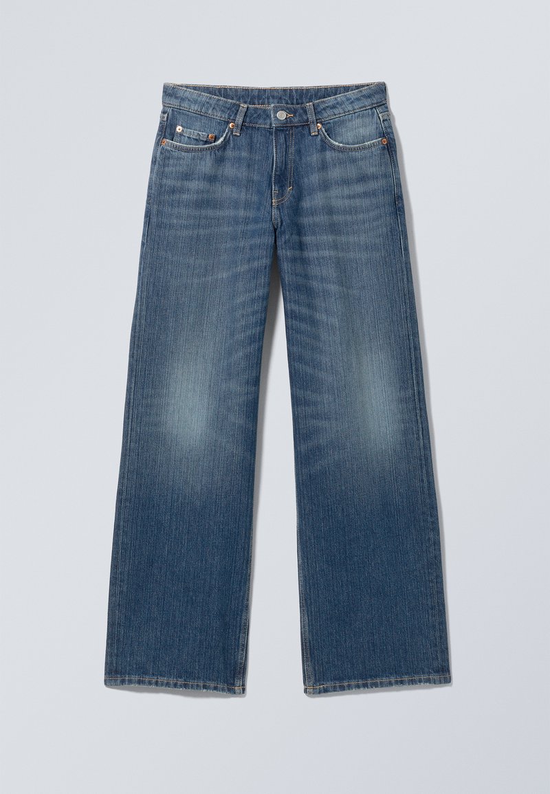 Τζιν κανονικής γραμμής σε μπλε denim με πέντε τσέπες, θηλιές για ζώνη, κλείσιμο με κουμπί και ξεθωριασμένες λεπτομέρειες μπροστά στους μηρούς.