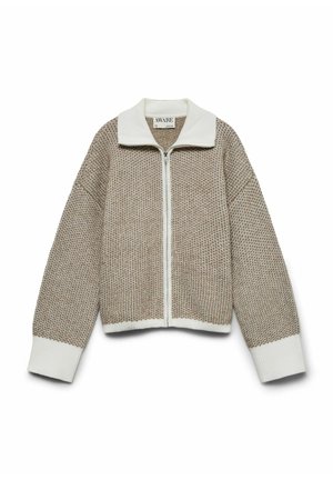 Brun og kremfarget strikket jakke med glidelås, hvit krage, med strukturmønster og ribbestrikkede mansjetter og kant.