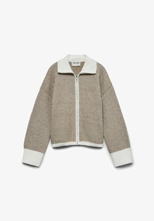 Brun og kremfarget strikket jakke med glidelås, hvit krage, med strukturmønster og ribbestrikkede mansjetter og kant.