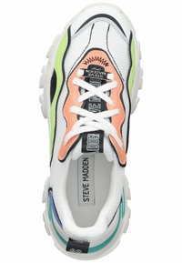 Sneaker in mesh bianco e nero con accenti arancioni e verdi, suola in gomma spessa, chiusura con lacci e dettaglio del brand sulla linguetta.