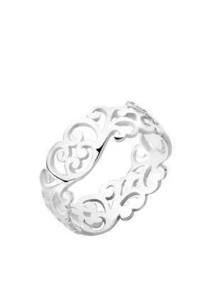 Bague en argent avec des motifs ajourés complexes de volutes et de fleurs formant une bande décorative continue.