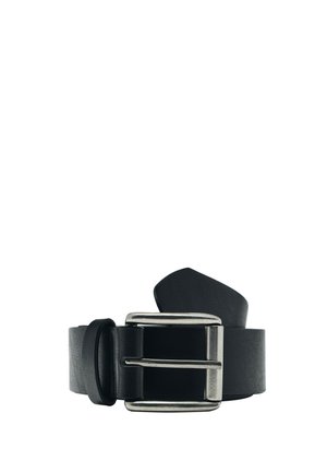 Ceinture en cuir noir avec une boucle rectangulaire en métal argenté roulée sur un fond blanc.