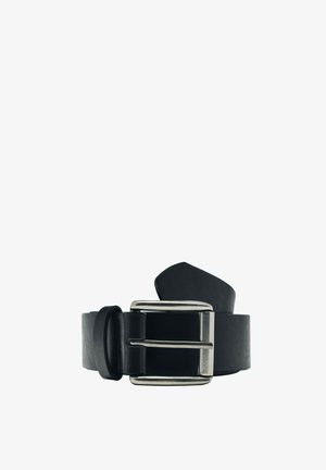 Ceinture en cuir noir avec une boucle rectangulaire en métal argenté roulée sur un fond blanc.