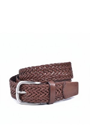 Cinturón marrón tejido de cuero enrollado con una hebilla rectangular plateada y una lengüeta de cuero cosida en el extremo, sobre un fondo blanco.