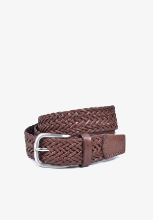 Cinturón marrón tejido de cuero enrollado con una hebilla rectangular plateada y una lengüeta de cuero cosida en el extremo, sobre un fondo blanco.