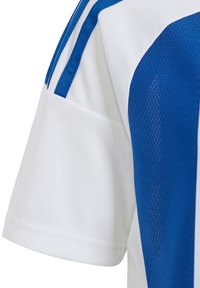Witte sporttrui met blauwe accenten, textiele stof aan de ene kant en contrasterend glad materiaal. Inclusief blauwe strepen op de schouders.
