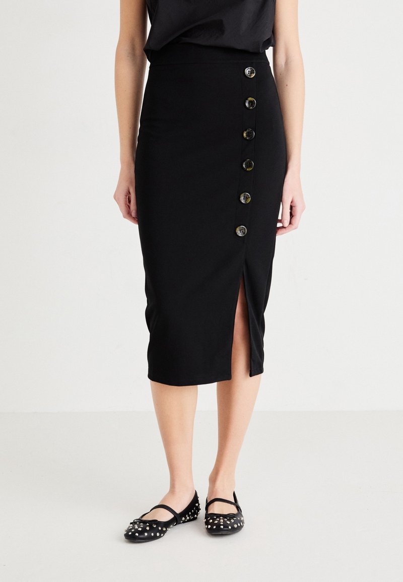 Svart blyertskjol med hög midja, sidoklyfta och sex stora knappar fram. Tillverkad av ett mjukt tyg med en åtsittande silhuett.