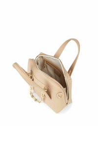 Borsa a mano in pelle beige con chiusura a zip, hardware dorato, accento a catena sul manico e interno foderato con tasche.
