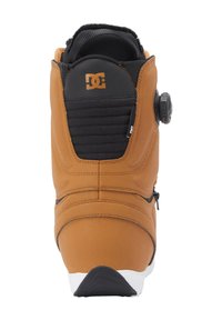 Bota de snowboard DC en cuero marrón, con un collar acolchado negro, un dial de ajuste para los cordones y suela de goma blanca.
