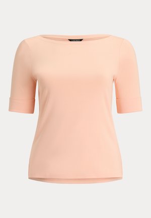 Jemne ružové dámske tričko s krátkym rukávom, lodným výstrihom a zloženými manžetami, jednoduchý dizajn a štítok značky Lauren vo vnútri goliera.