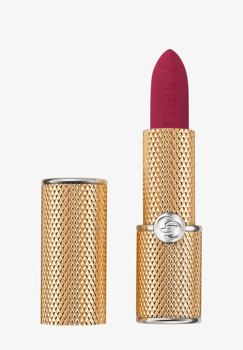 Lippenstift mit einer matten Magenta-Hülse und einem strukturierten goldenen Metallgehäuse, das am Boden einen silbernen Akzent aufweist.