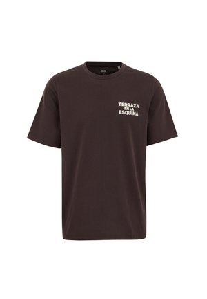 Tumepruun lühikeste varrukatega puuvillane t-särk, millel on vasaku rinna ülaosas valge tekst "TERRAZA EN LA ESQUINA".
