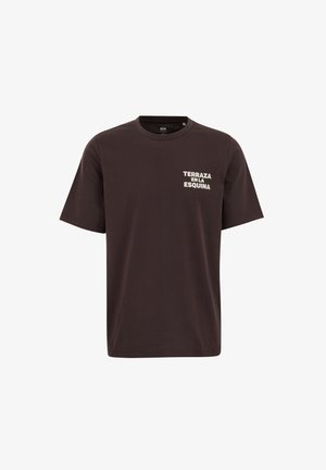 Dunkelbraunes Baumwoll-T-Shirt mit kurzen Ärmeln und weißem Text „TERRAZA EN LA ESQUINA“ auf der oberen linken Brust.