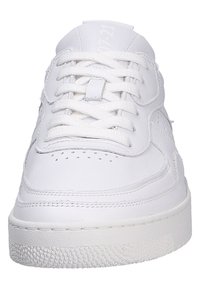 Sneaker bianco in pelle con punta rotonda, suola in gomma testurizzata e lacci piatti. Presenta perforazioni sulla parte anteriore e un marchio in rilievo.
