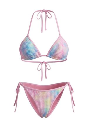 Bikini rosa con effetto tie-dye, top a triangolo e slip con laccetti laterali, con tonalità pastello di blu, giallo e viola.