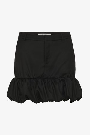 Mini-jupe noire avec une taille cintrée et un ourlet froncé et volumineux créant un effet ballon à volants.