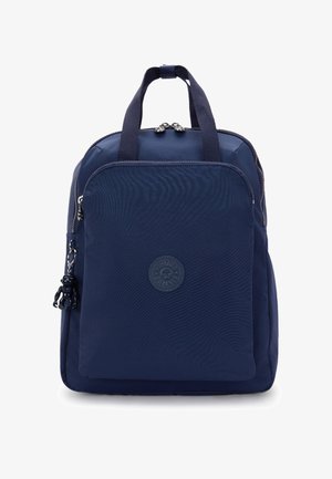 Mörkblå ryggsäck med en slät yta, blixtlåsförsedd framficka och handtag upptill. Utrustad med en rund logotyp och en hängande nyckelring som accent.