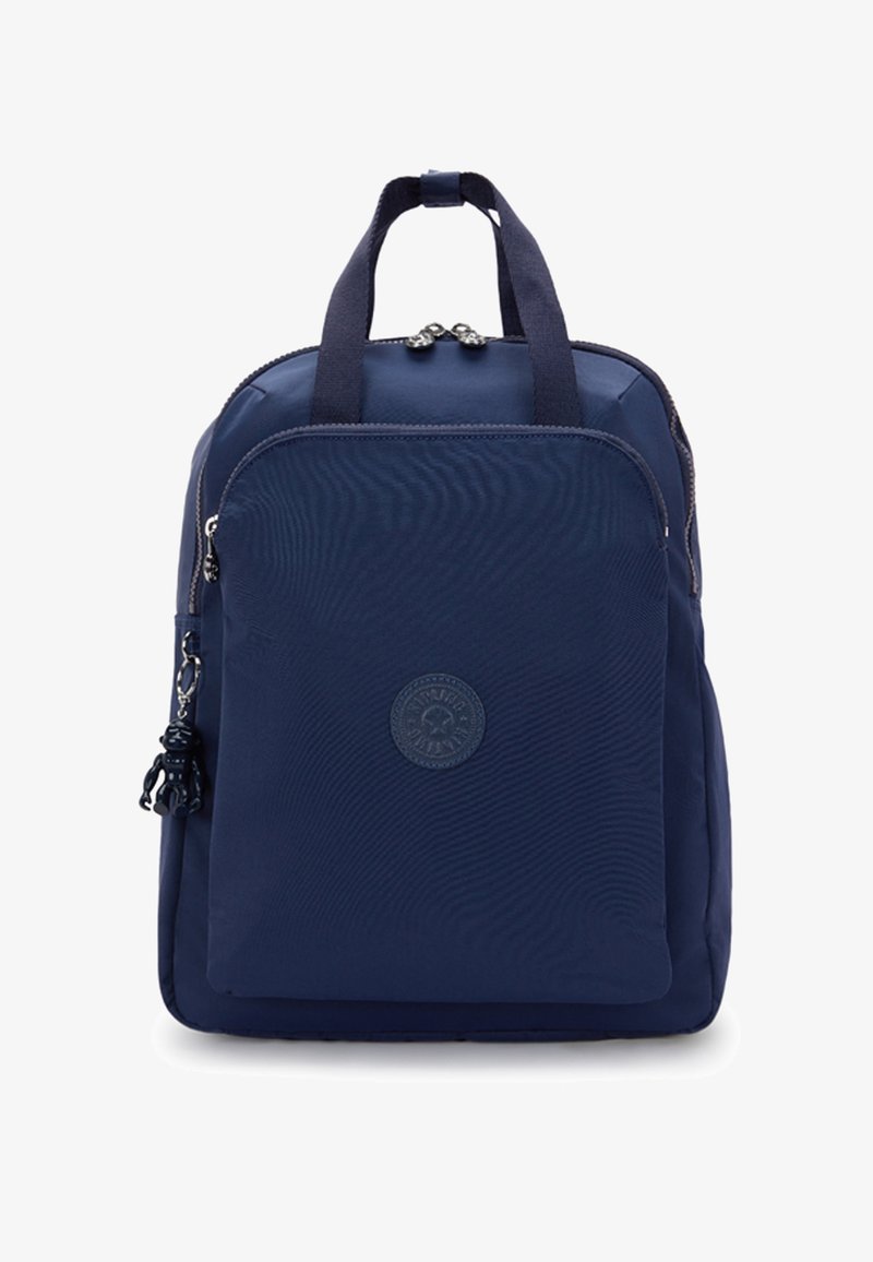 Un sac à dos bleu marine avec une texture lisse, une poche avant zippée et des poignées supérieures. Présente un logo rond et un accroche-clés suspendu.