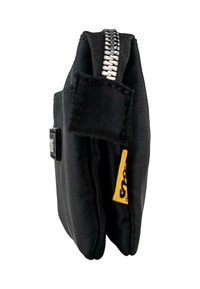 Bolsa de tela negra con un zipper lateral, que presenta una superficie texturizada, etiqueta amarilla y una forma compacta y rectangular.