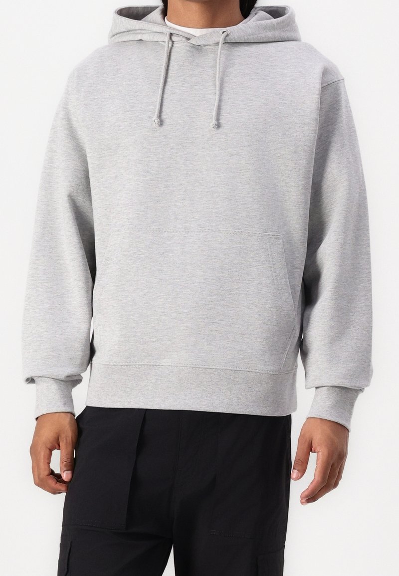 Grå huvtröja med känguruficka, ribbad mudd och nederkant. Slät textur och avslappnad passform. Huvan har dragsnören för justering.