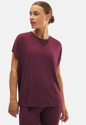 Camiseta atlética de manga corta color burdeos con cuello redondo y un pequeño corte en forma de V en el collar. Tejido suave y ligero.