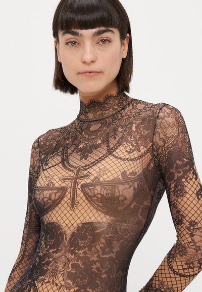 Zwarte kant bodysuit met hoge hals, bloemmotieven en gaasdetails. Heeft een kruisontwerp op de borst en semi-doorzichtige stof.