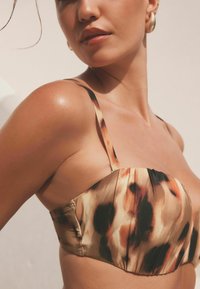 Next RUCHED SHAPING BANDEAU   REGULAR - Vrchný diel bikín - animal