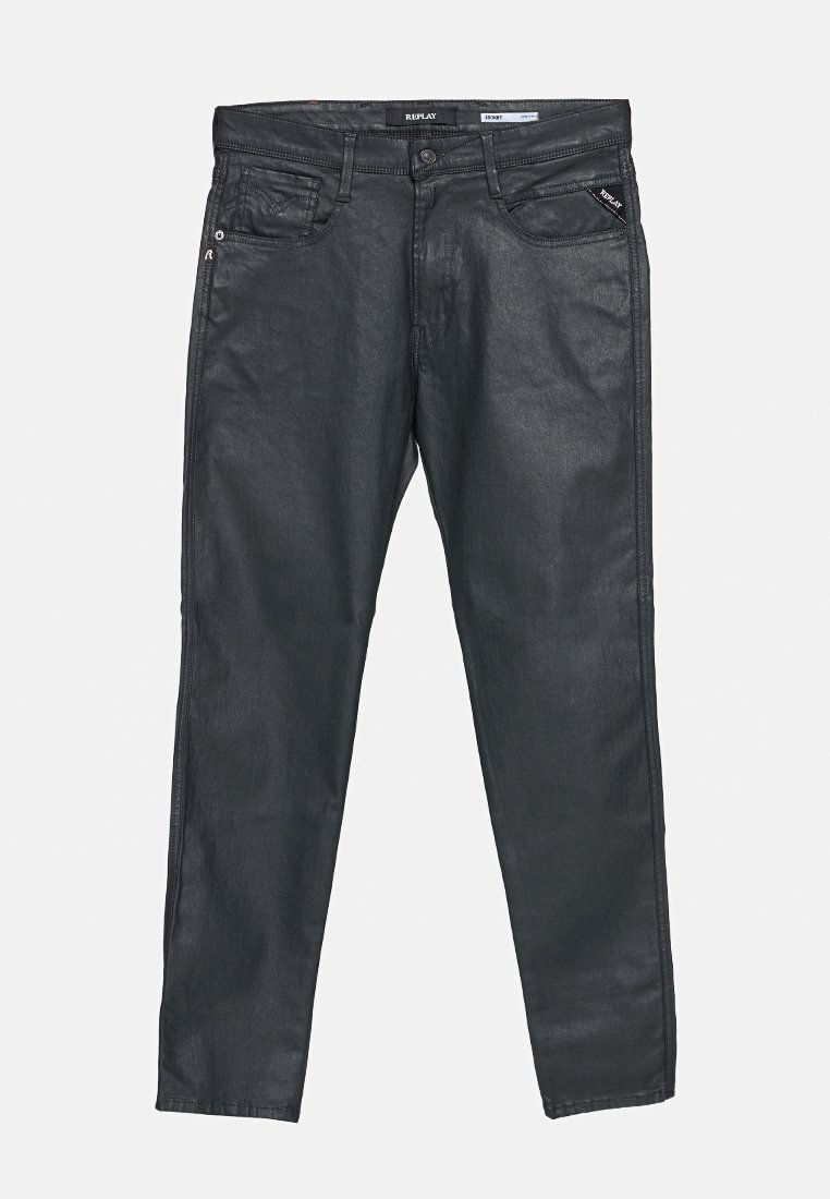 Czarne, obcisłe dżinsy slim fit z kieszeniami z przodu i z tyłu, szlufkami na pasek, zapięciem na guzik oraz metkami z logo na pasku i kieszeni.