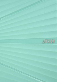 Una maleta de color verde claro con un exterior texturizado que presenta surcos horizontales. El nombre de la marca "JASLEN" está grabado en plata en una franja central.