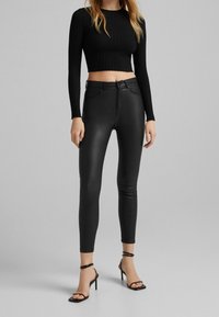 Bershka Strickpullover - black