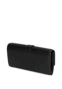 Portofel de clutch rectangular din piele neagră, cu un capac cu sistem de închidere prin presiune, prezentat dintr-un unghi ușor pe un fundal alb.
