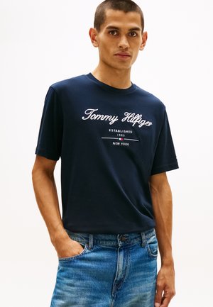 Tommy Hilfiger SCRIPT LOGO TEE BRAND LOVE - Tričko s potlačou - desert sky
