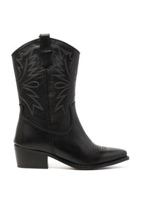 Bota de vaquero de cuero negro con punta afilada, patrones florales bordados, tirador y un tacón apilado. Textura suave con acentos decorativos.
