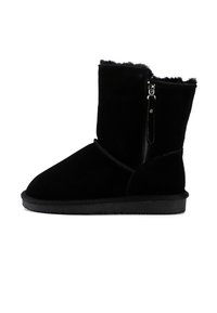 Stivaletti neri in suede con zip, suola piatta in gomma e fodera morbida. Design minimalista con punta arrotondata e senza motivi visibili.