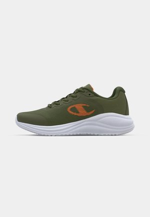 Grüne Sportschuhe mit einem strukturierten Mesh-Obermaterial, weißer Sohle und orangefarbenem Logo. Merkmale sind eine runde Zehenpartie, Schnürdesign und gepolsterter Kragen.