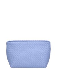 Borsa di stoccaggio intrecciata di colore blu chiaro morbido, forma rettangolare con un aspetto testurizzato. Nessun hardware o accentuazione visibile. Realizzata in materiale resistente.