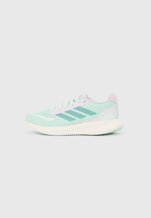 Lysegrønn og hvit Adidas løpesko med tre blågrønne striper, hvit såle og lisser, vist i sideprofil på hvit bakgrunn.