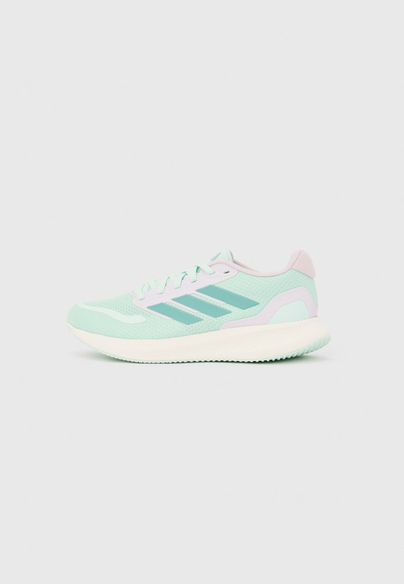 Svjetlozelena i bijela Adidas trkačka cipela s tri tirkizne pruge, bijelim đonom i vezicama, prikazana u bočnom profilu na bijeloj pozadini.