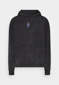 Sort hættetrøje med en tekstureret, stenvasket finish. Indeholder en frontlomme og et lille lilla design på brystet.